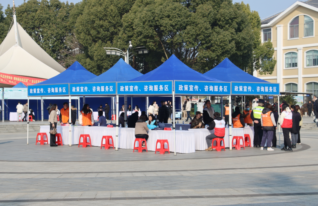 人流如织我区多场招聘会举行