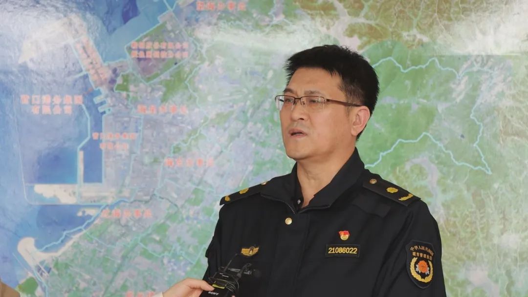 区城市管理综合行政执法局 副局长 李德胜通过内强素质,外树形象,持续