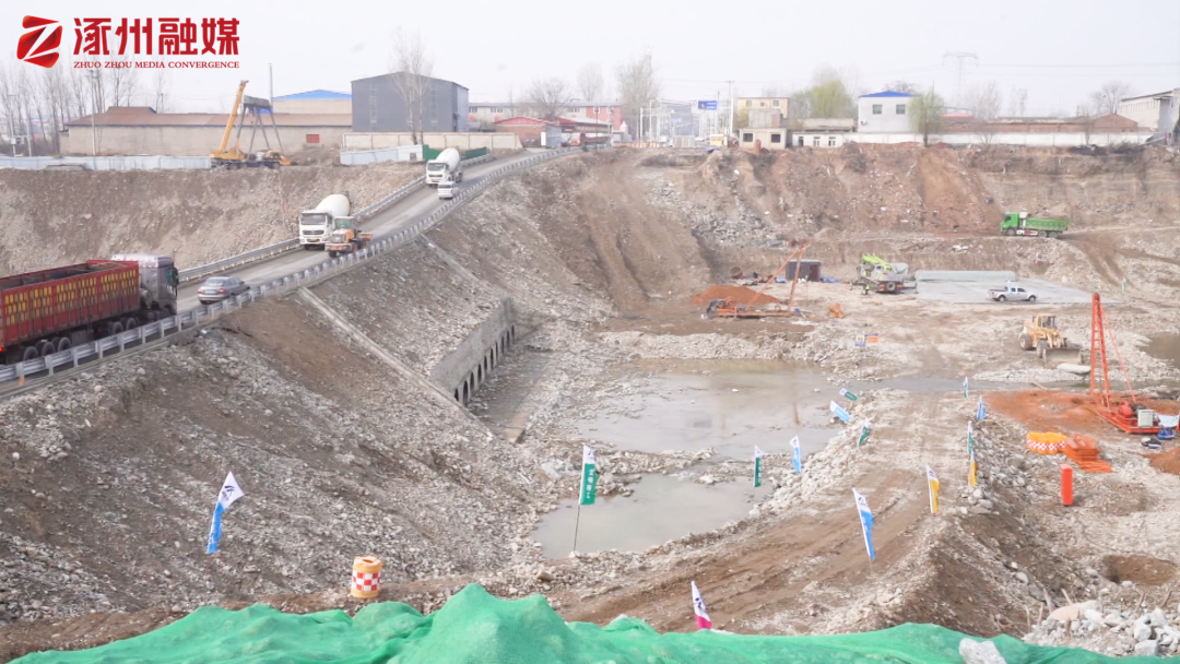 3月25日,在涿州市孙庄桥水毁重建项目建设现场,挖掘机来回穿梭,打桩机
