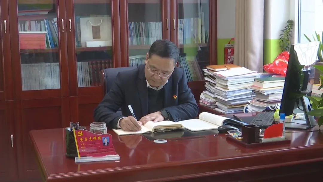 群英绘蓝图专业技术人才张长录春风化雨学者心初心不改育人魂