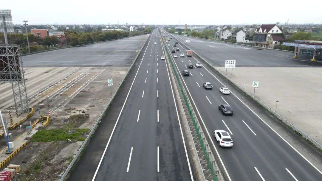 上午8点30分,记者在g15沈海高速沪浙收费站看到,出沪和入沪车流量对比