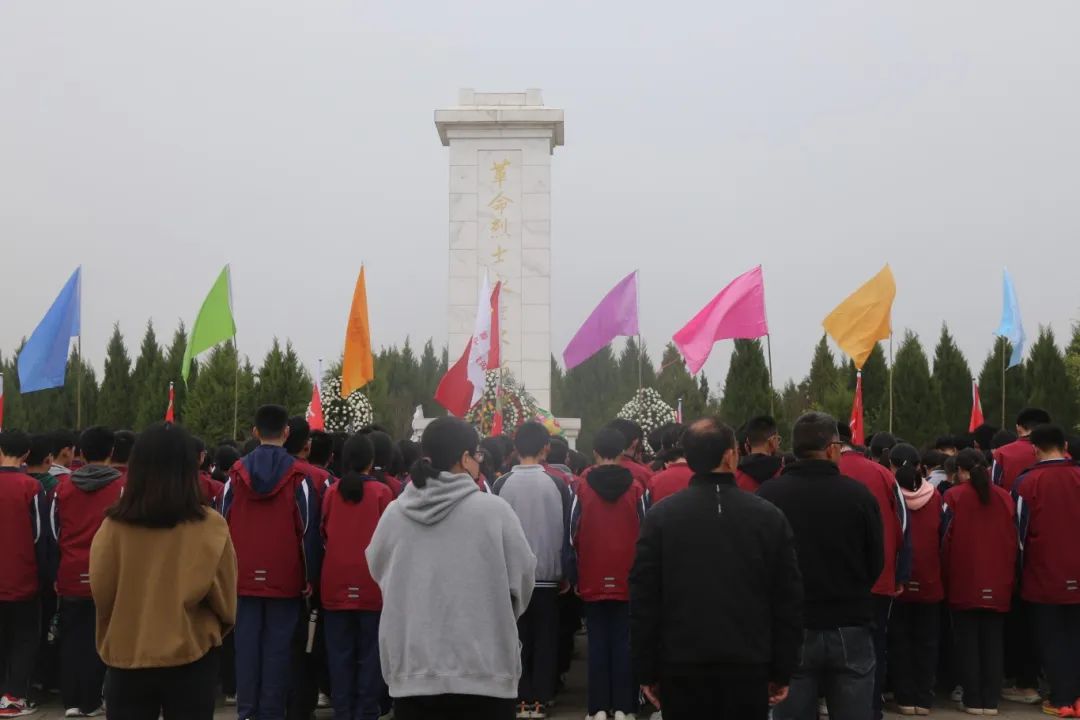 双沟镇:青少年开展清明祭先烈活动连日来,岚山镇通过入村张贴文明祭扫