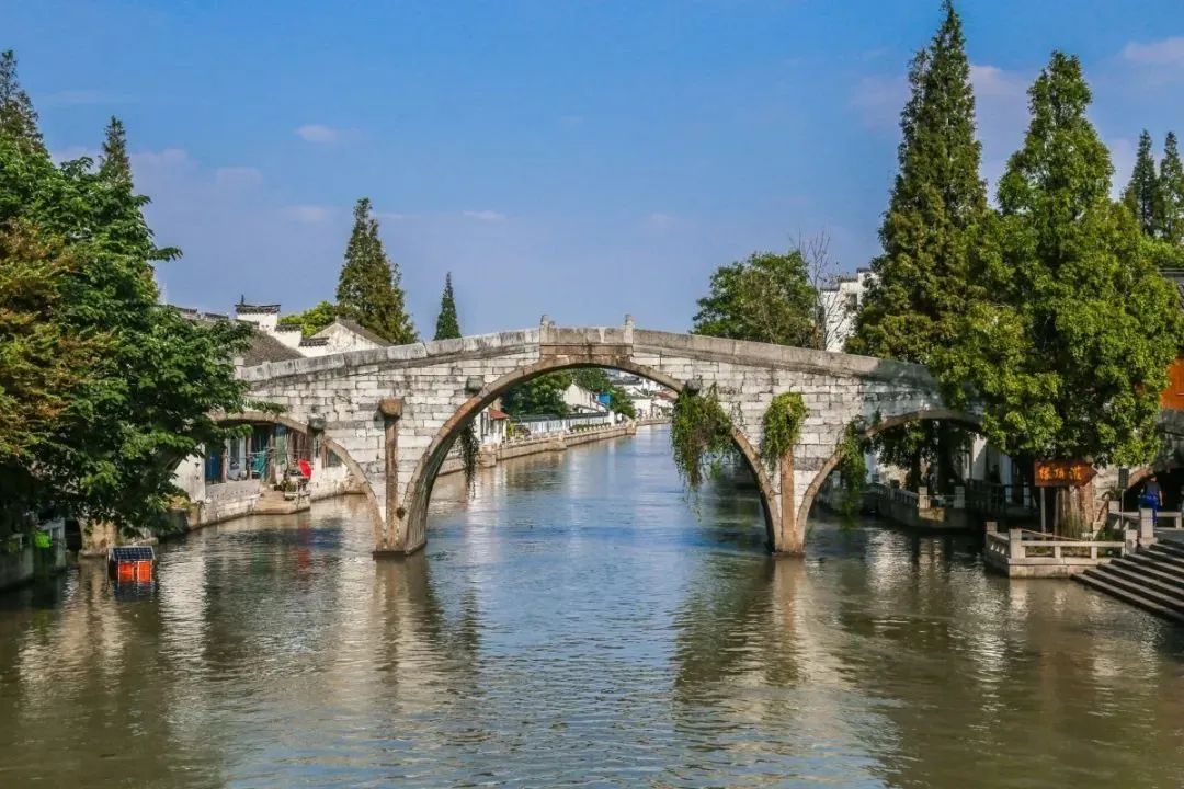 因明清时期桥南有松江府储存漕粮的仓城,又称大仓桥,也叫西仓桥.