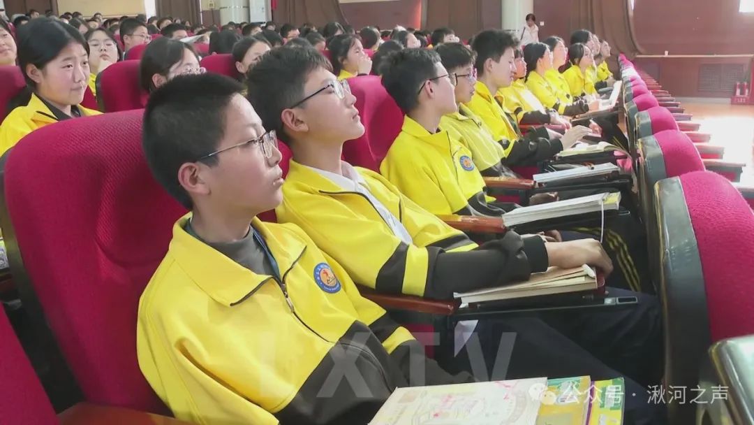 中国计量测试学会科普部部长何毅高级工程师在临县四中进行了《量值