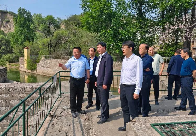 4月18日,水利部引调水司二级巡视员张玉山带队深入我县,就漳河水资源