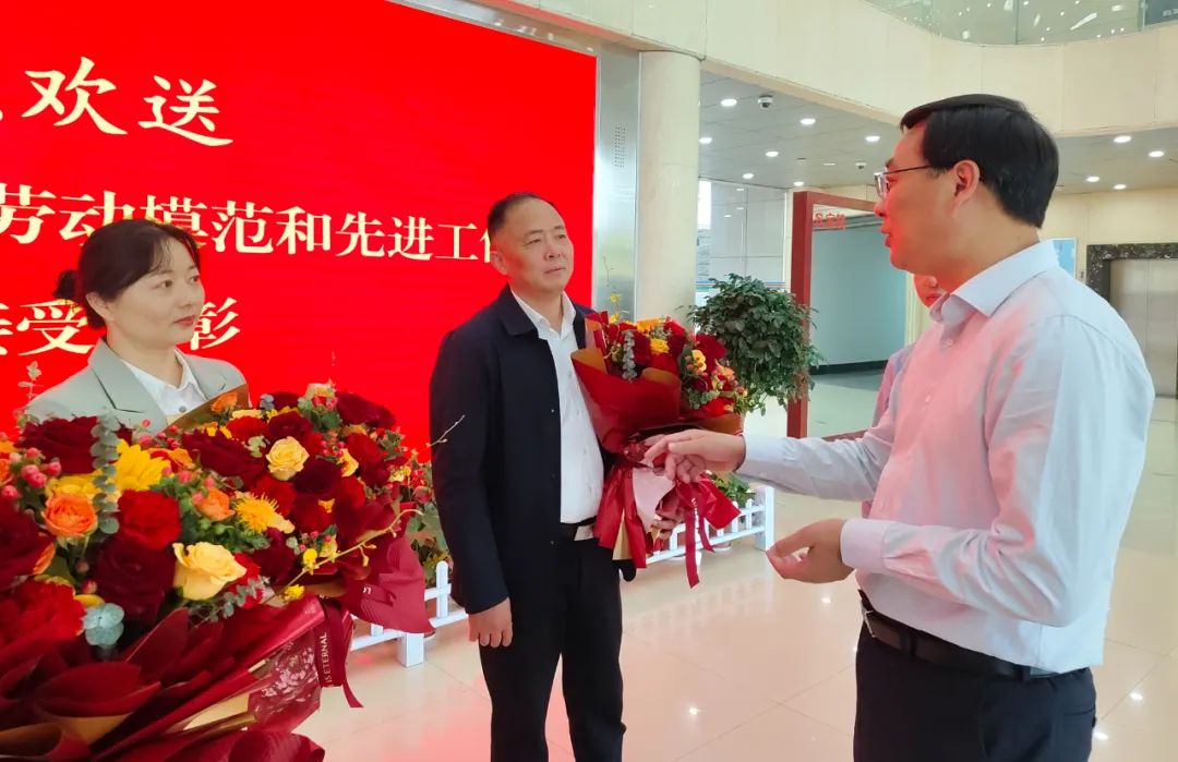 李伟等欢送省劳动模范和先进工作者赴郑接受表彰