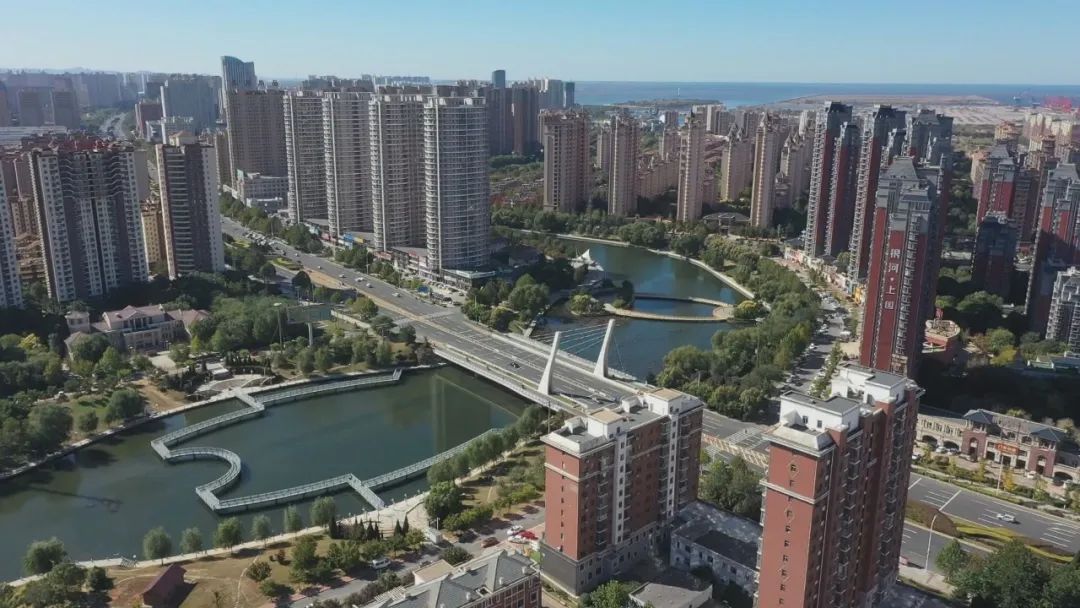 5月23日,民盟鲅鱼圈区基层委员会来到高铁鲅鱼圈站开展整治环境卫生