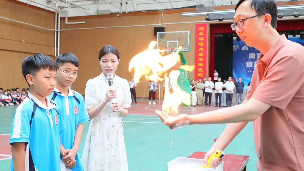 5月27日,在南宫市丰翼中学,学生在体验干冰实验.