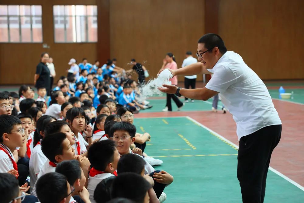 5月27日,在南宫市丰翼中学,学生在操作点动式控制线路.