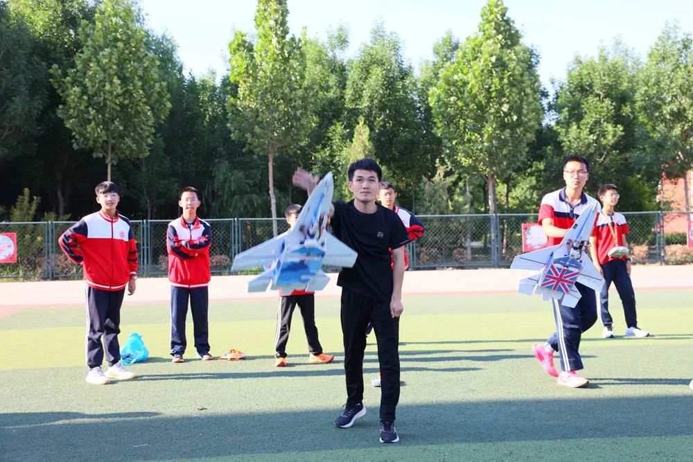 5月27日,在南宫市丰翼中学,学生在体验航模表演.