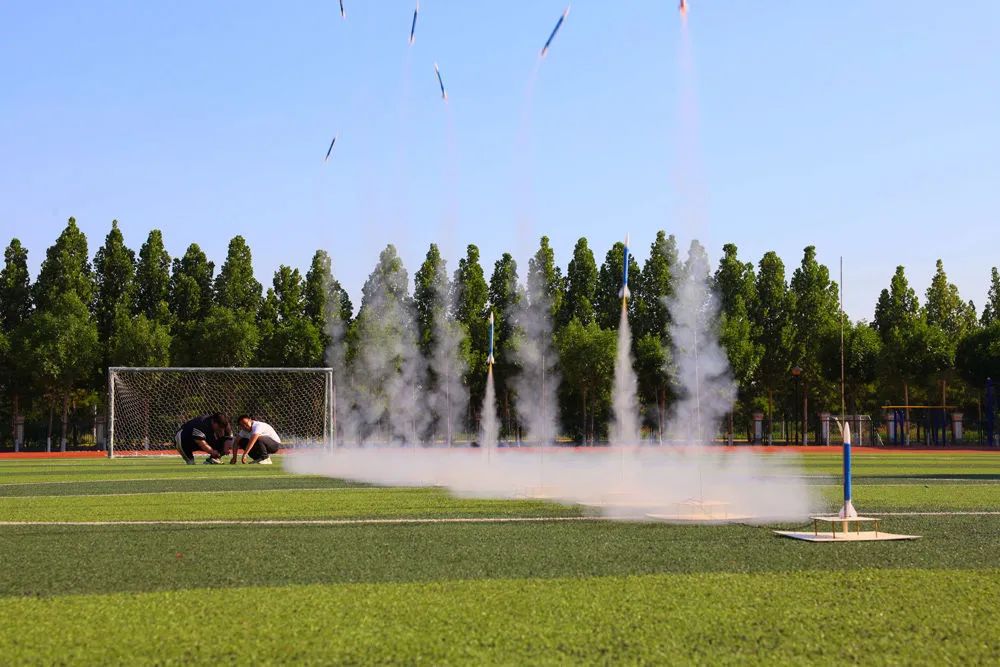 5月27日,在南宫市丰翼中学,学生在体验火箭模型发射.来源:新华社
