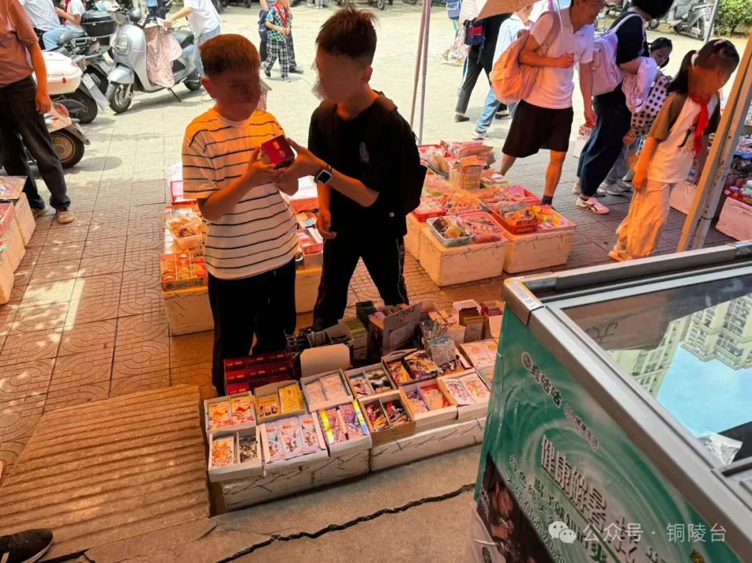 6月11日,正值中午放学时分,学校门口围挤着一群迫不及待冲出校门的