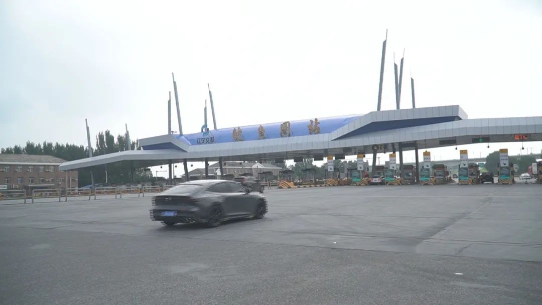 7月31日,区公安局海鹰特战队民警在鲅鱼圈高速公路口执勤时,接到外地