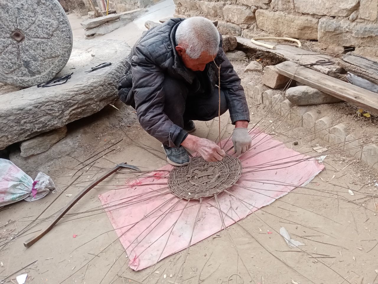信都区菜峪村头再现编荆条框,高粱秆撇子老工艺